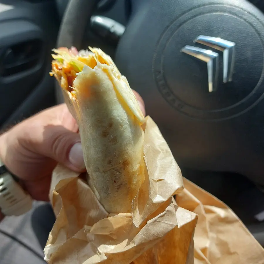 Kebab Kebbz rozwinięty w folii, jedzony poza lokalem